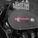 Наклейка на мотоцикл логотип Suzuki